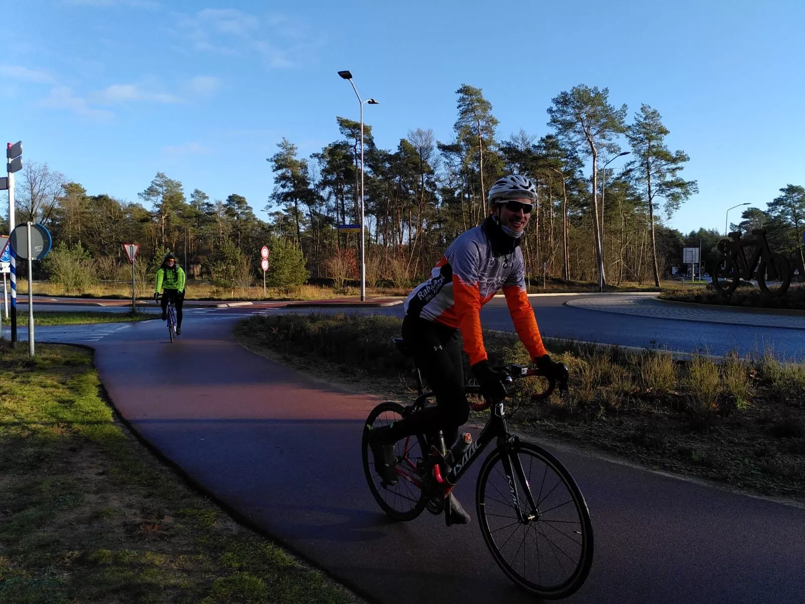 Racefietsers op Nederlandse rotonde in winterkleding