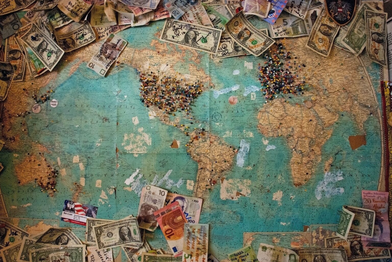 Wereldkaart met dollarbiljetten