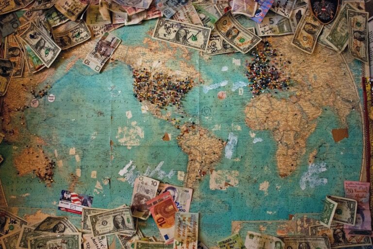 Wereldkaart met dollarbiljetten
