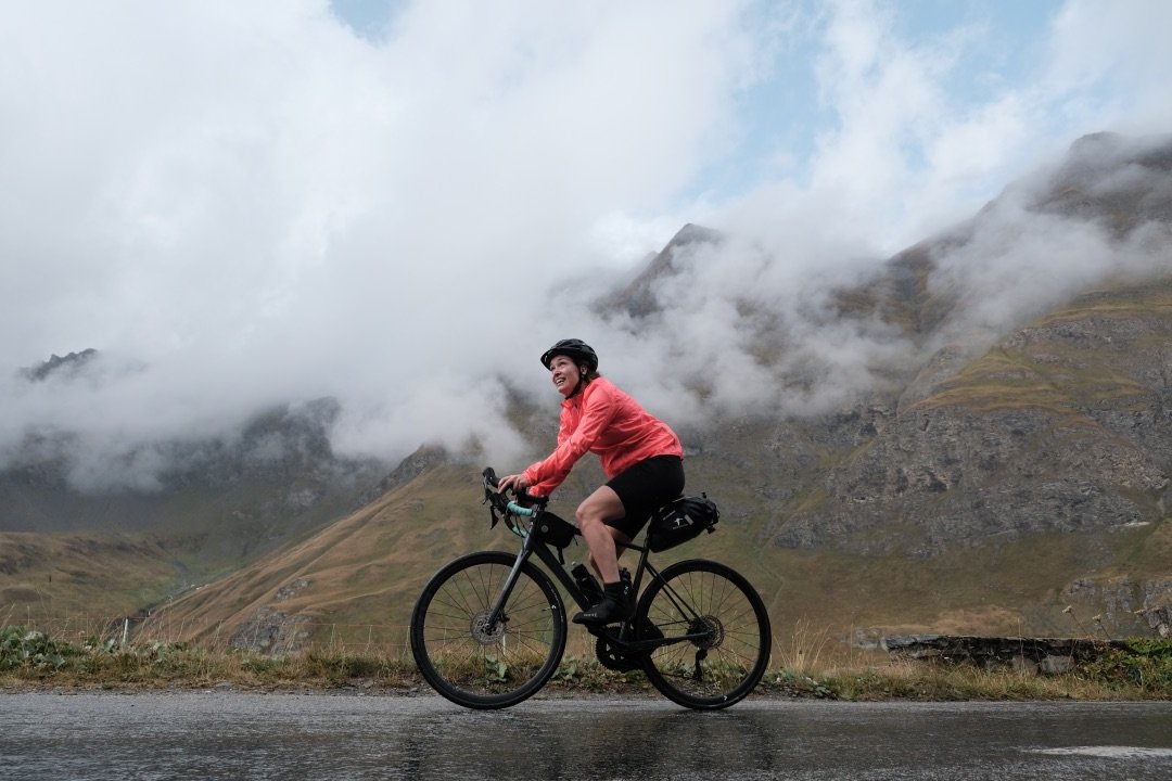 Deelnemer Rudi Rides fietsvakantie in de mist naar de top van de Iseran