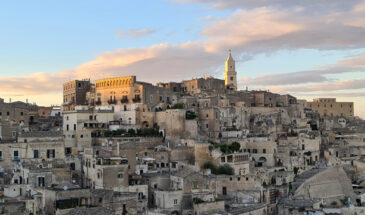 Matera: een uit de rotsen uitgehouwen stad op de grens van Puglia en Basilicata in Zuid-Italië.