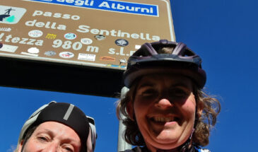 Deelnemers van Rudi Rides komen boven op Passo della Sentinella in Cilento Park nabij Salerno in Zuid-Italië.