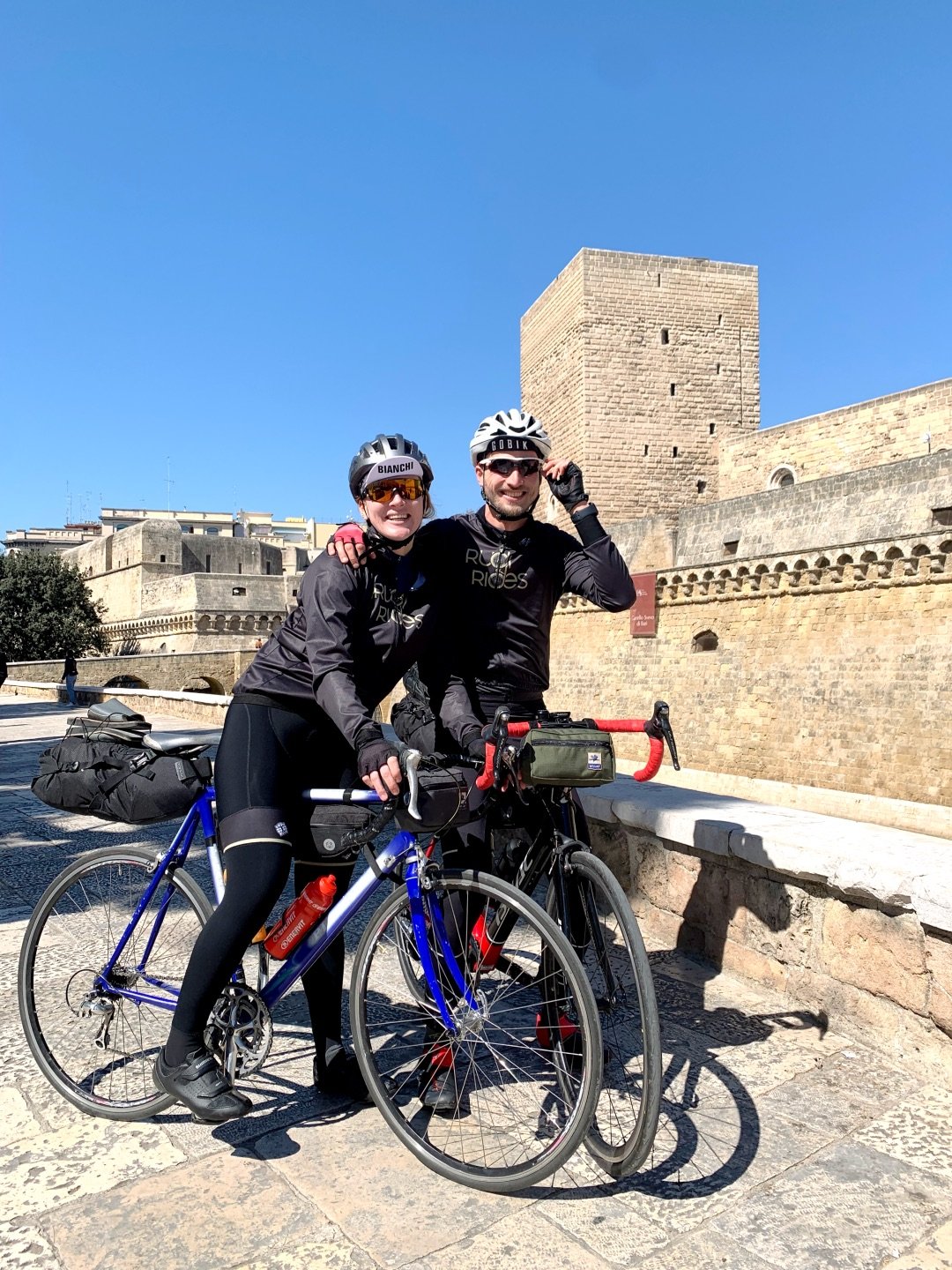 Begint van de fietstocht in Zuid-Italië vanaf Bari voor het kasteel tegenover onze B&B.