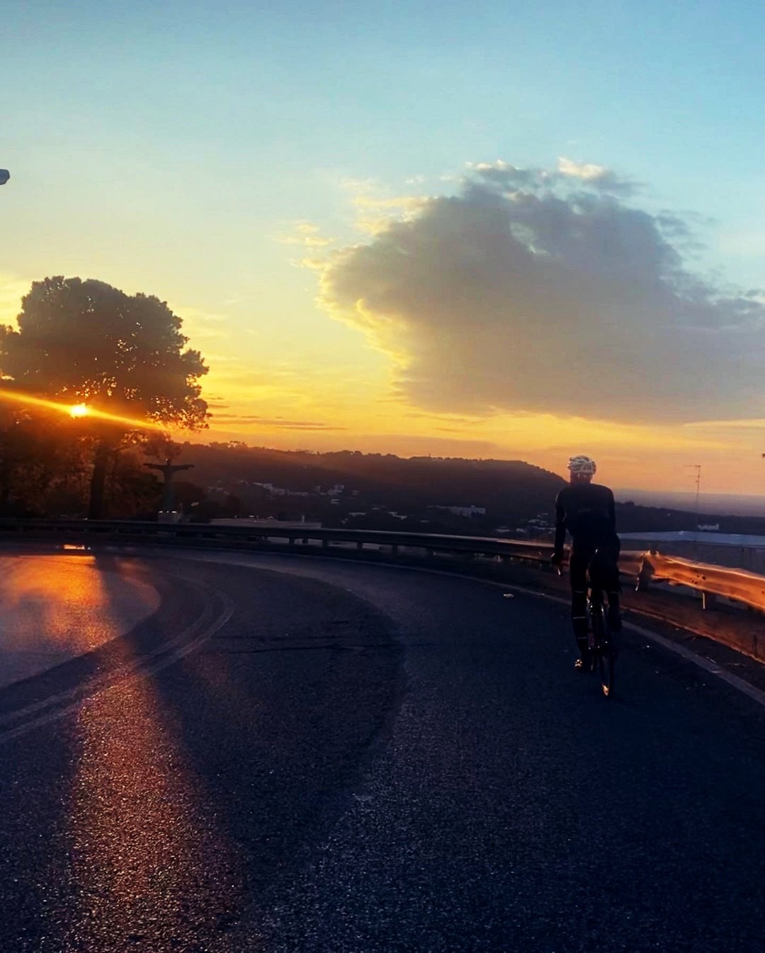 Zonsondergang met fietser ergens in Puglia, Zuid-Italië op een verlaten weg nabij de B&B.