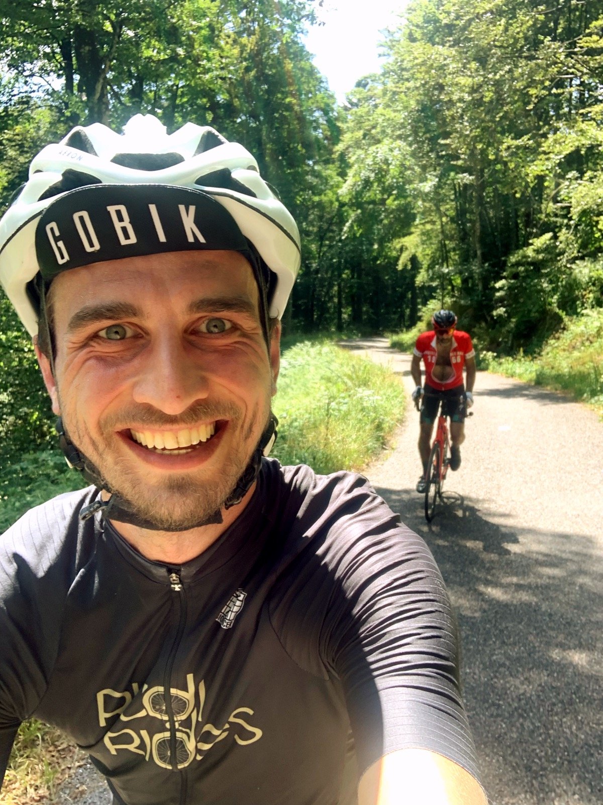 Selfie tijdens het fietsen op een smalle weg in het bos tijdens een beklimming