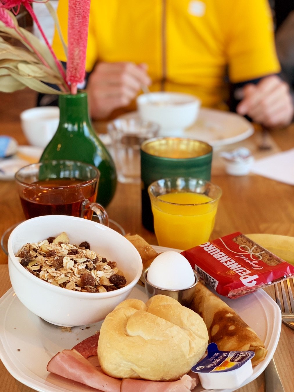Vers ontbijt met muesli jus d'orange, kaiserbroodje, ham, Peijnenburg, koffie.