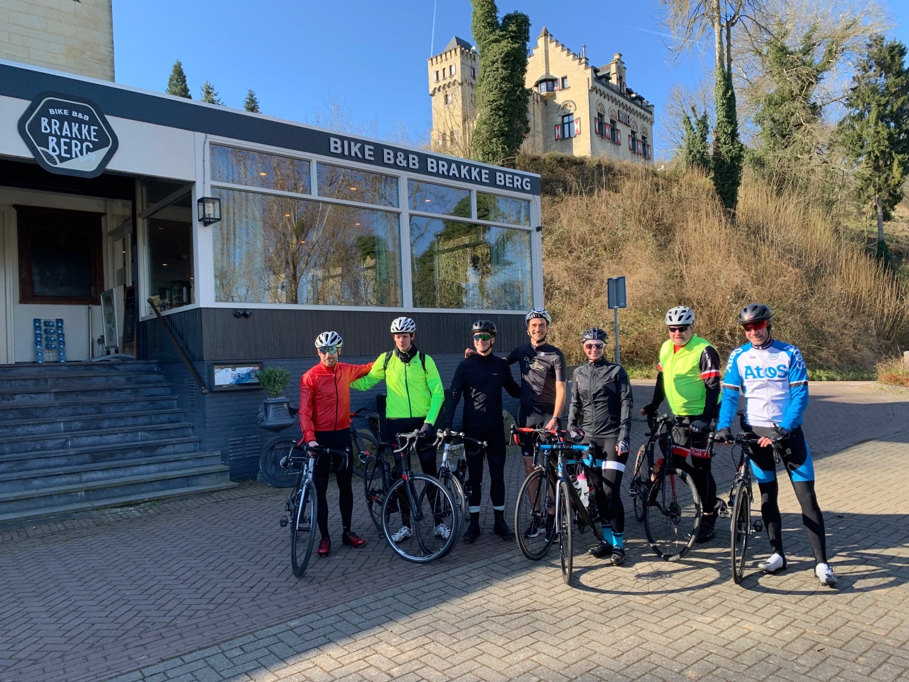Groep fietsers in lange fietskleding voor De Brakke Berg: een B&B in Zuid-Limburg Nederland