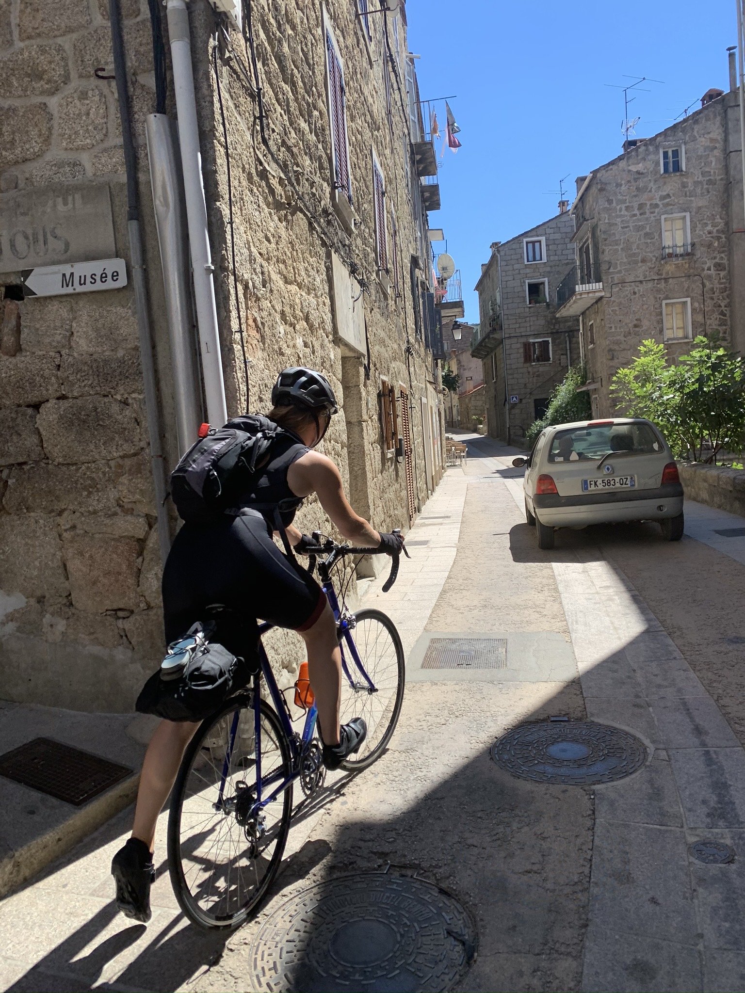 De binnenstad van Sartene met wielrenner met bikepack