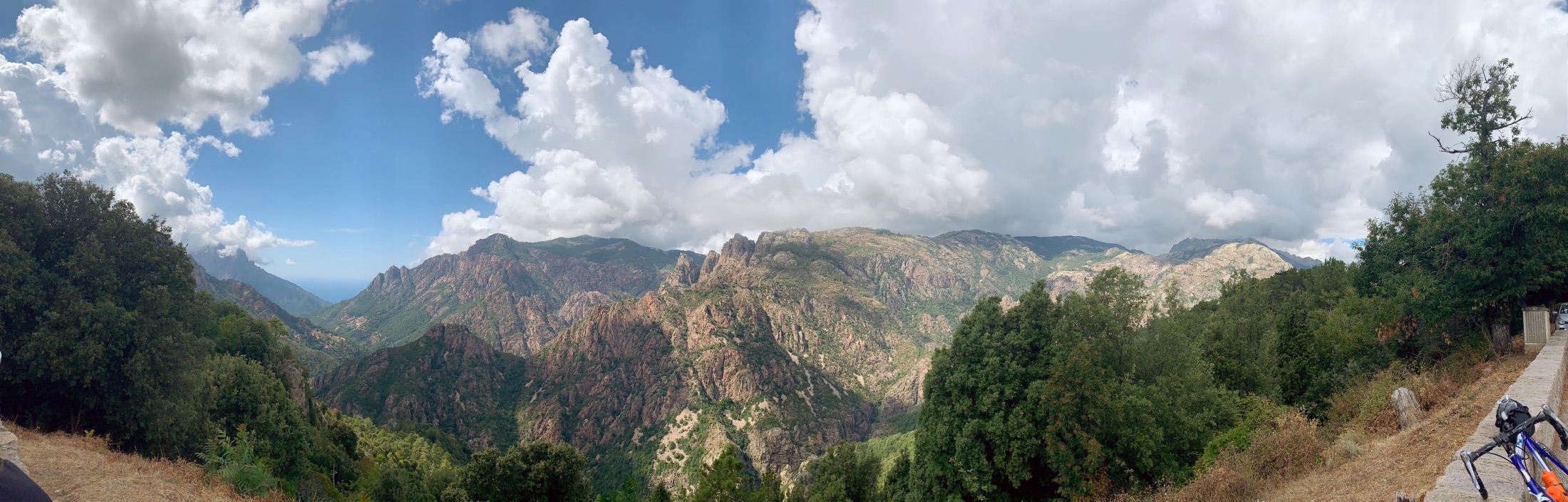 Diepe vallei met grijs bruin gekleurde rotsen met een beetje groene begroeiing in binnenland van Corsica