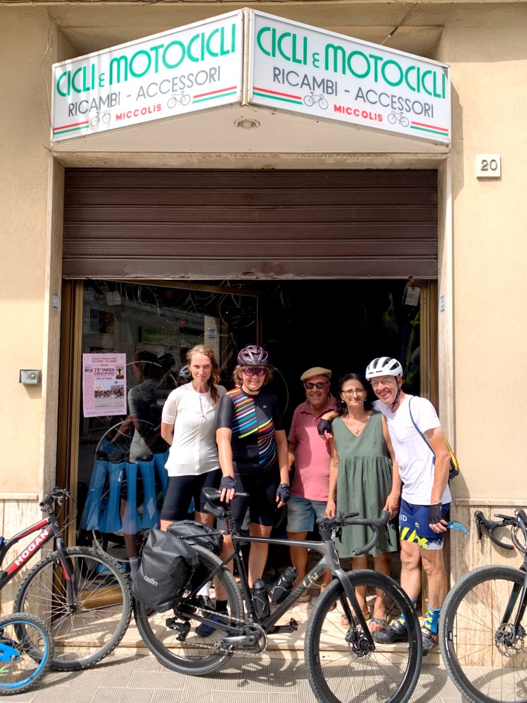 Vrienden maken bij een fietsenmaker in Polignano a mare in Puglia, Zuid-Italië