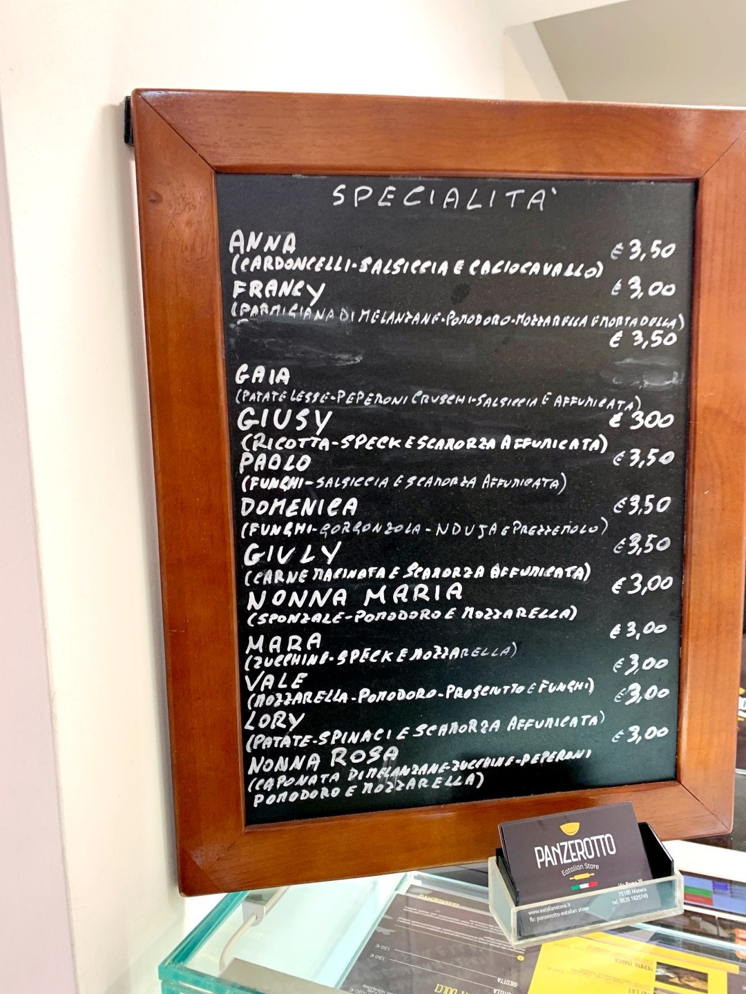 Menukaart van een restaurant met veel panzerotto: een typisch gerecht in Puglia en Basilicata. Gefrituurd deeg met inhoud.