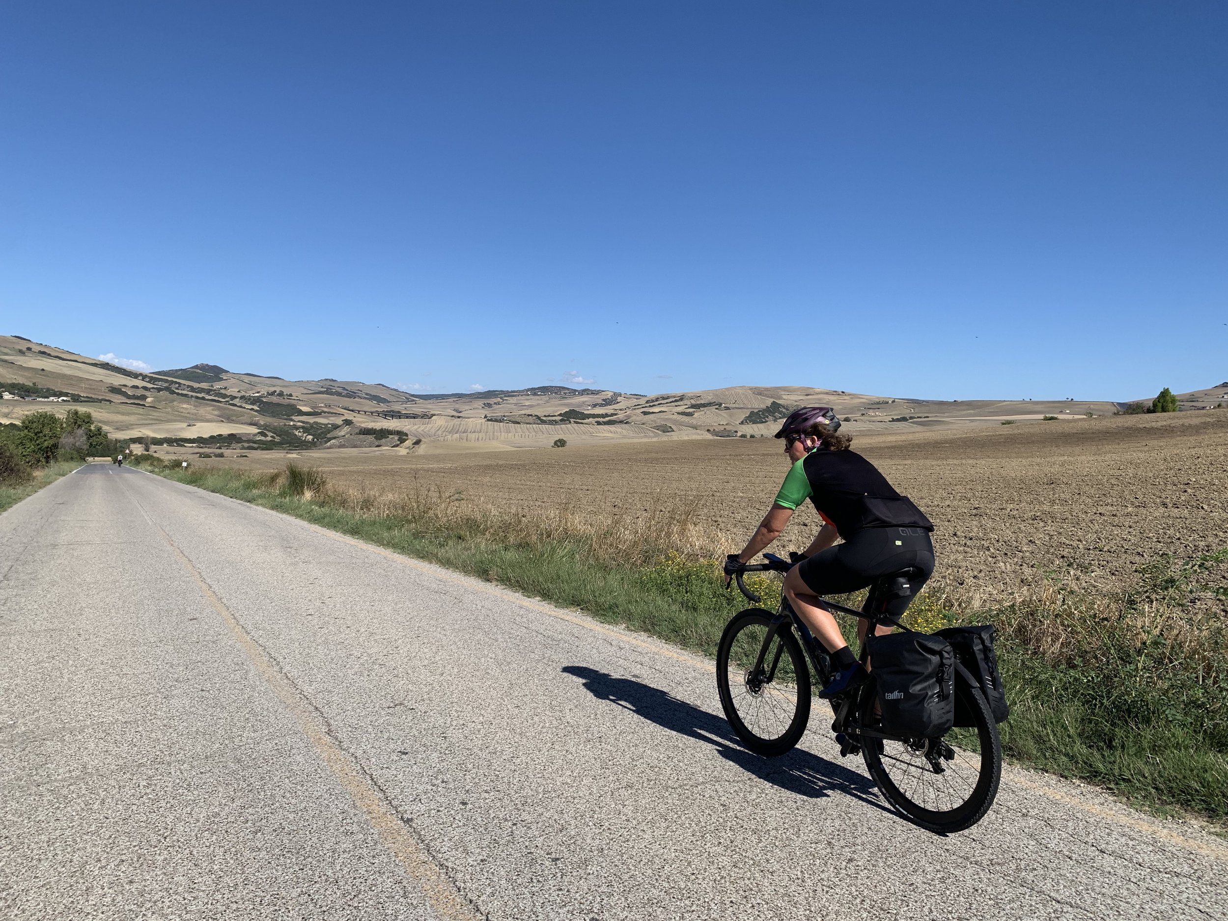 Fietser en deelnemer van Rudi Rides in een uitgestrekt landschap ergens tussen Matera en Potenza, Basilicata, Zuid-Italië