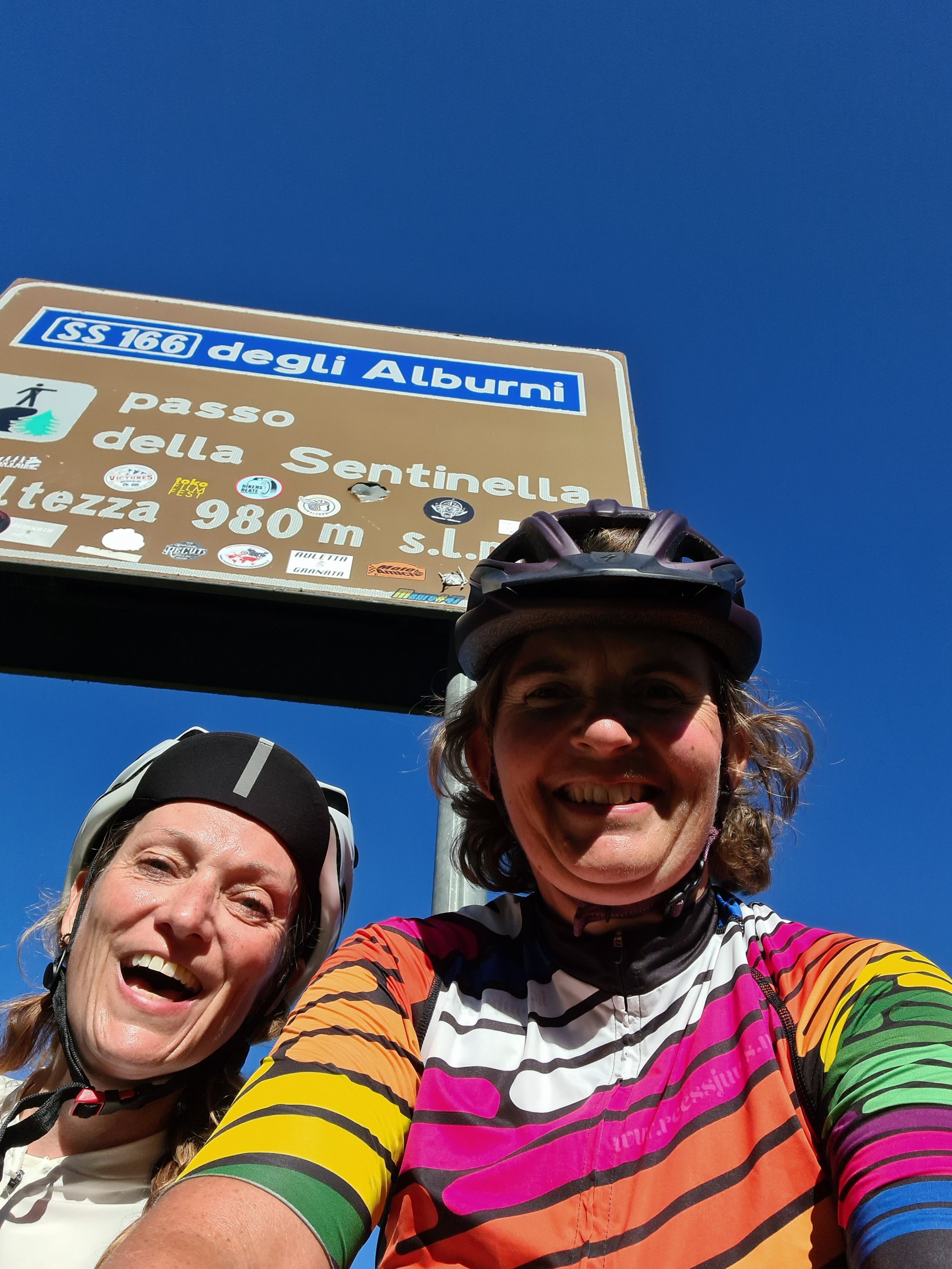 Selfie van twee vrouwen voor verkeersbord Passo Presolana