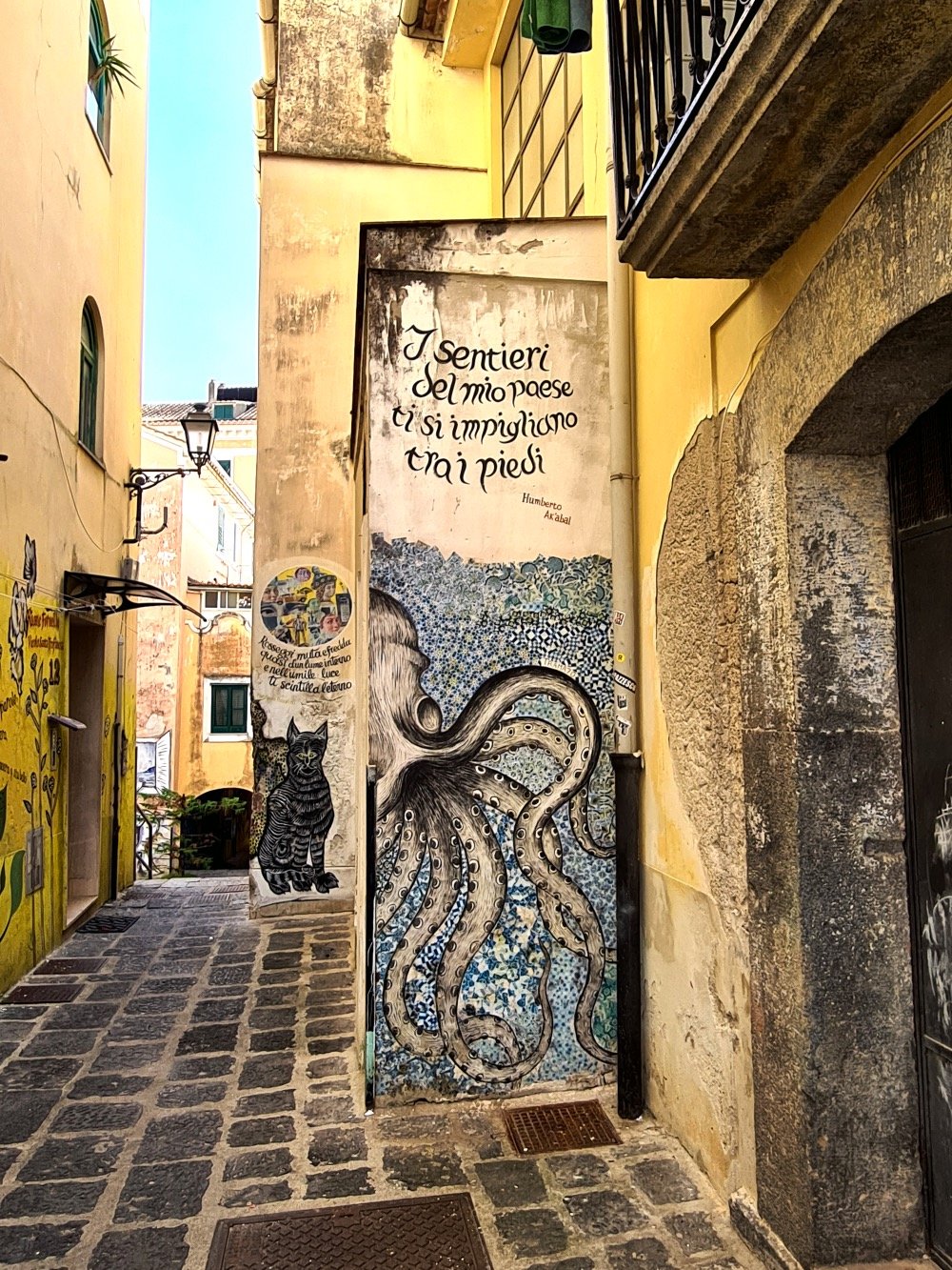 Graffiti op muren in Salerno