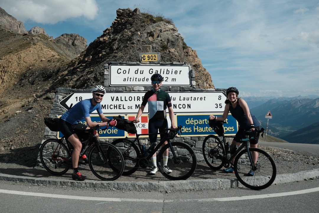 Fietsers van Rudi Rides bovenop de Col du Galibier in de Franse Alpen