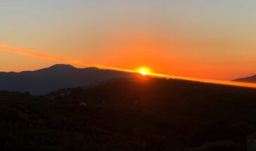 Zonsondergang in de heuvels in Zuid-Italië