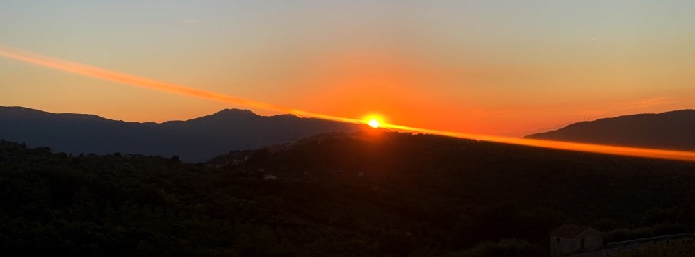 Zonsondergang in de heuvels in Zuid-Italië
