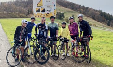 Groep fietsers poseren bij Colbord van Planche des Belles Filles in de Vogezen in Frankrijk