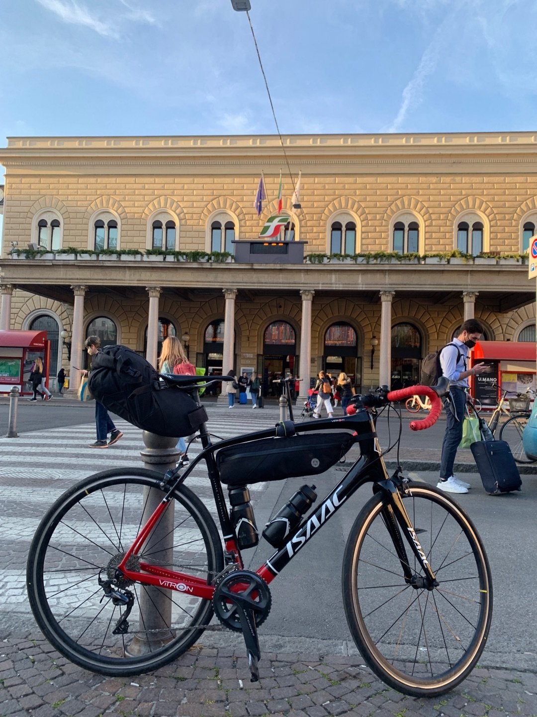 Racefiets voor centraal station in Bologna Italië