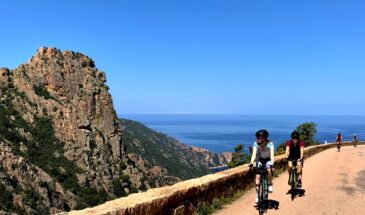 Twee vrouwelijke fietsers op Corsica bij Calanques del Piana en uitzicht op zee