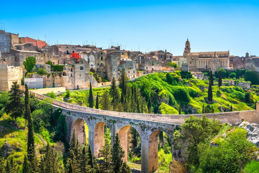 Middeleeuwse brug met bogen in Zuid Italië: Gravina in Puglia.