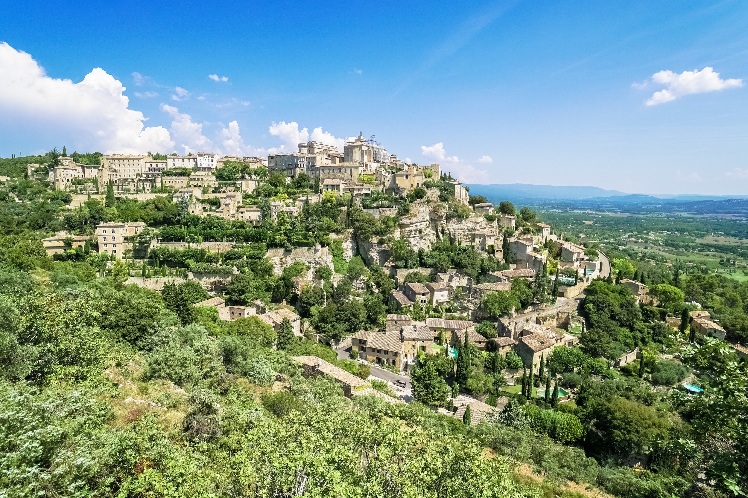 Frankrijk in de Provence ligt Gordes - een van de hooggelegen middeleeuws dorpen in de buurt