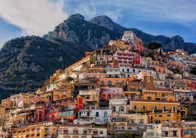 Pastel gekleurde huizen op een heuvel in Positano Zuid Italië