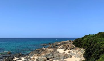 Strand en zee en blauwe lucht vanaf een terras vlakbij Porticcio op Corsica