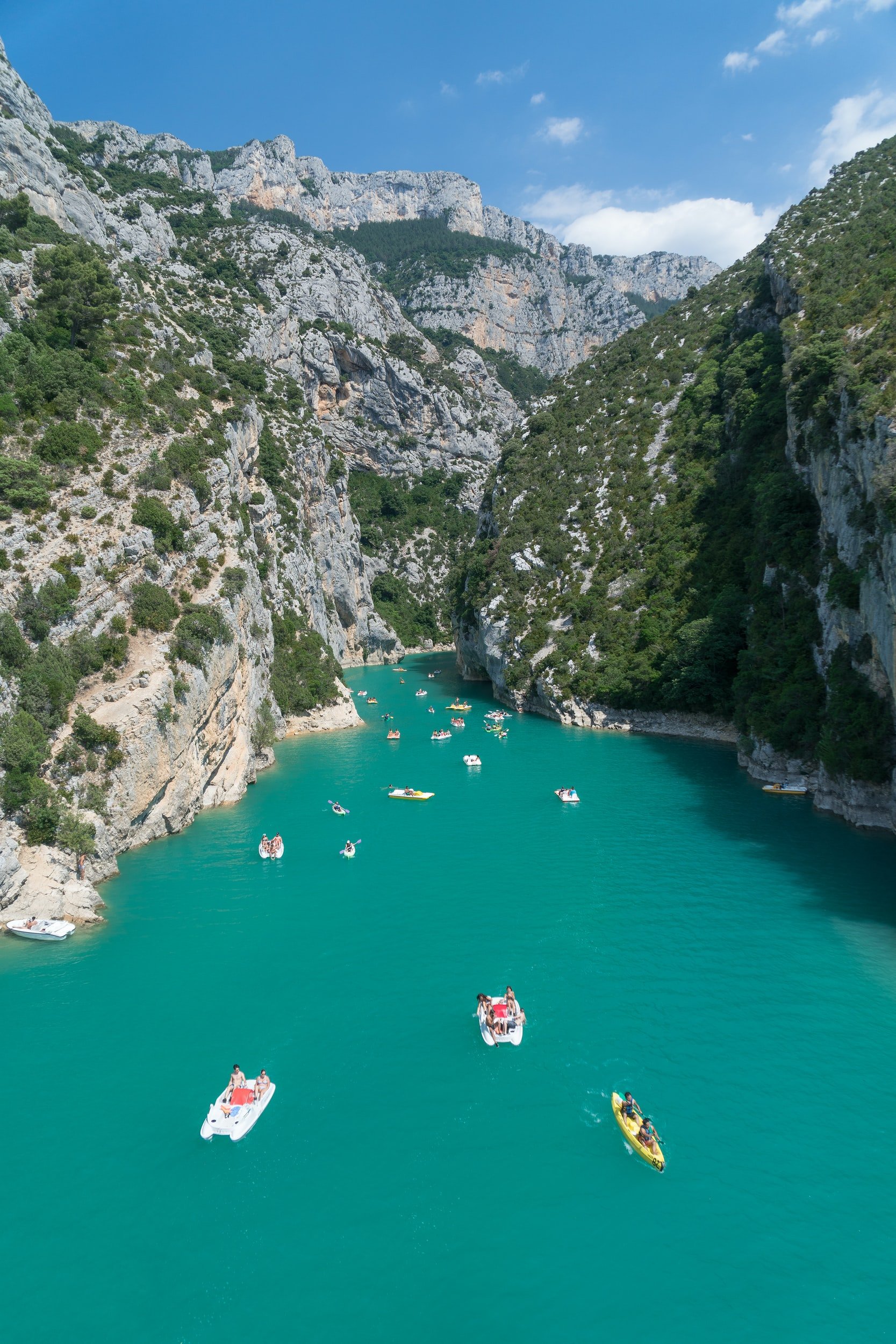 Aan de oostkant van de Provence vind je Gorges du Verdon, een strakblauwe gloed met talloze kano's. Deze foto is genomen van Pont du Galetas