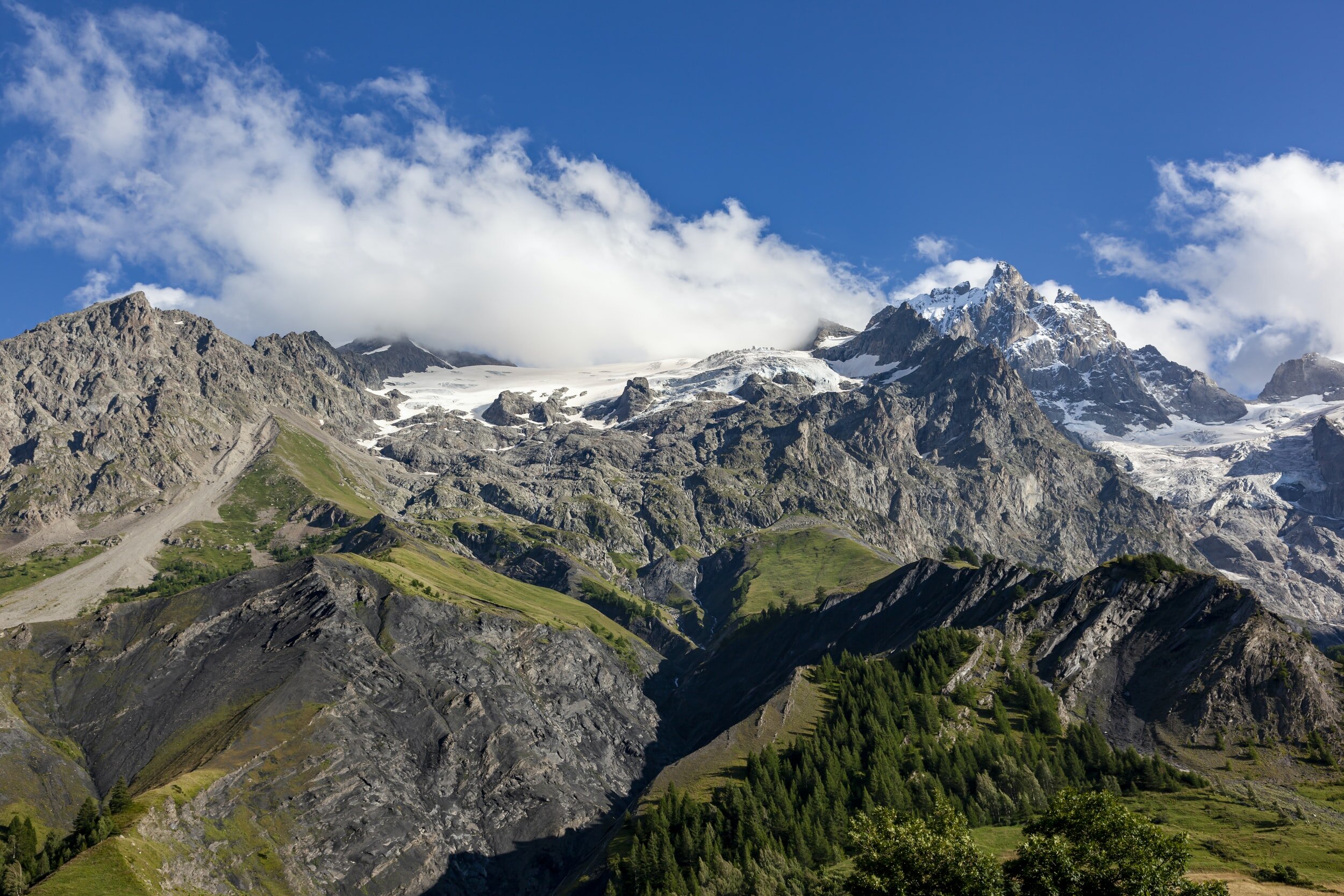 Besneeuwde bergtoppen in de zomer in de Franse Alpen