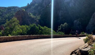 Fietser op weg tussen de rotsen op Corsica