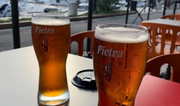 Twee halve liters Pietra bier op een terras in Bastia