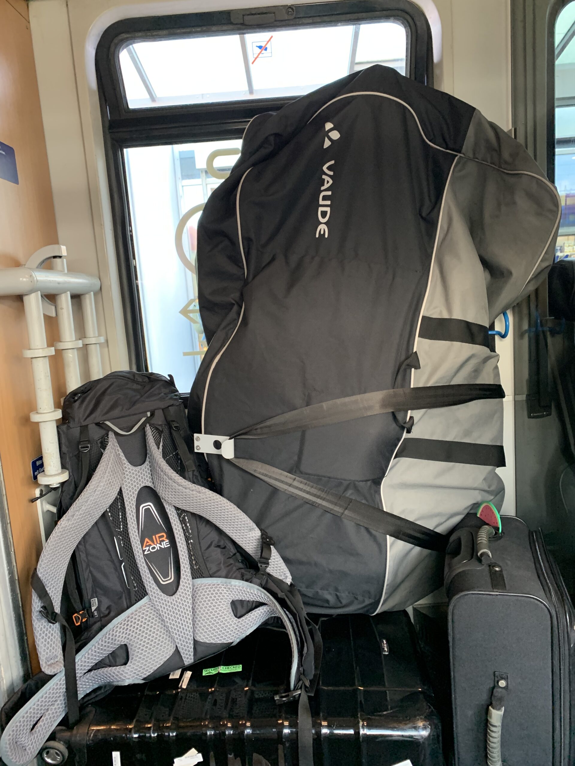 Fiets in fietshoes en andere bagage in een bagagerek van de DB Deutsche Bahn trein in Duitsland.