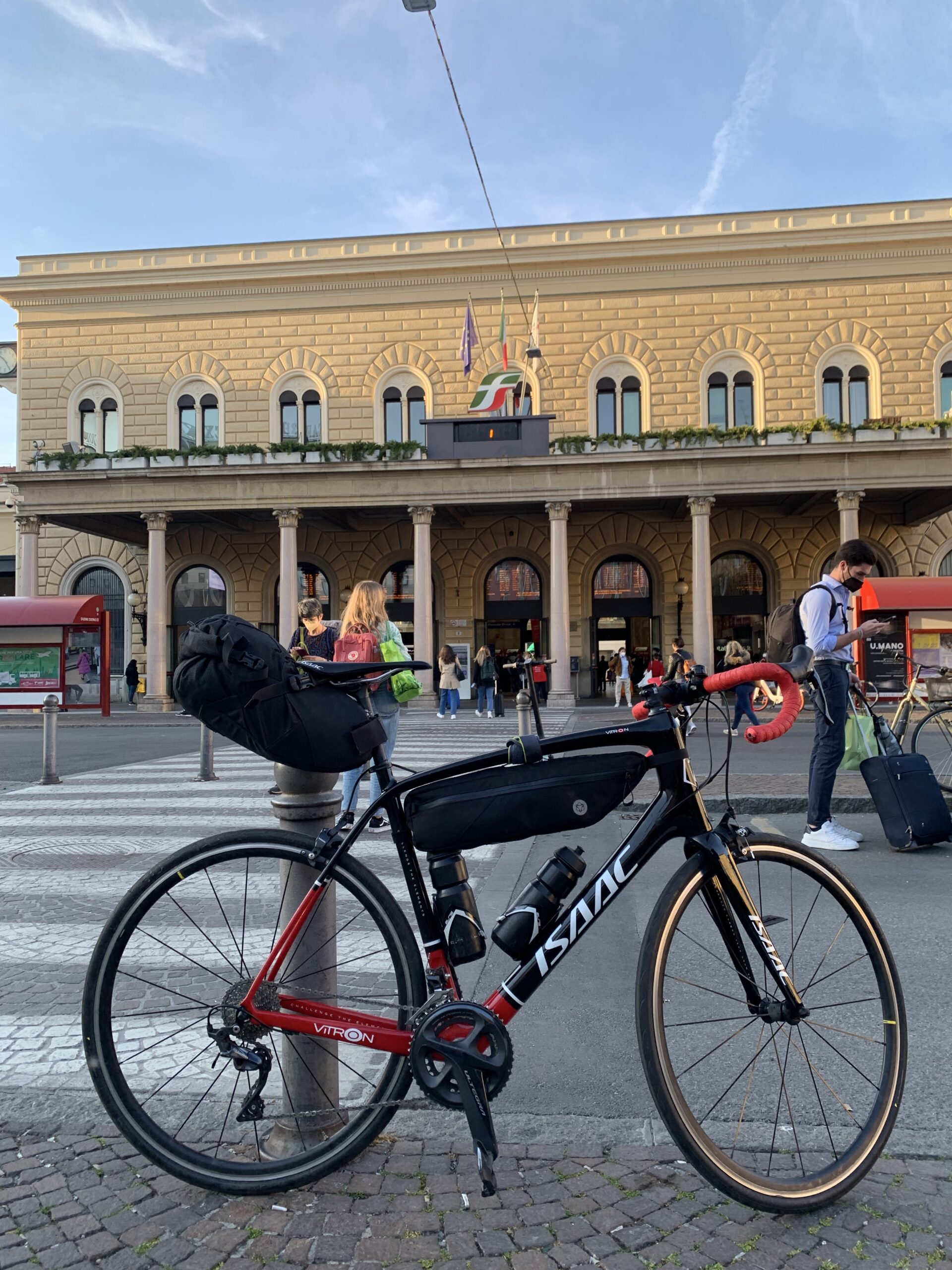 Aankomst in Bologna met racefiets voor het treinstation Bologna in Italië.