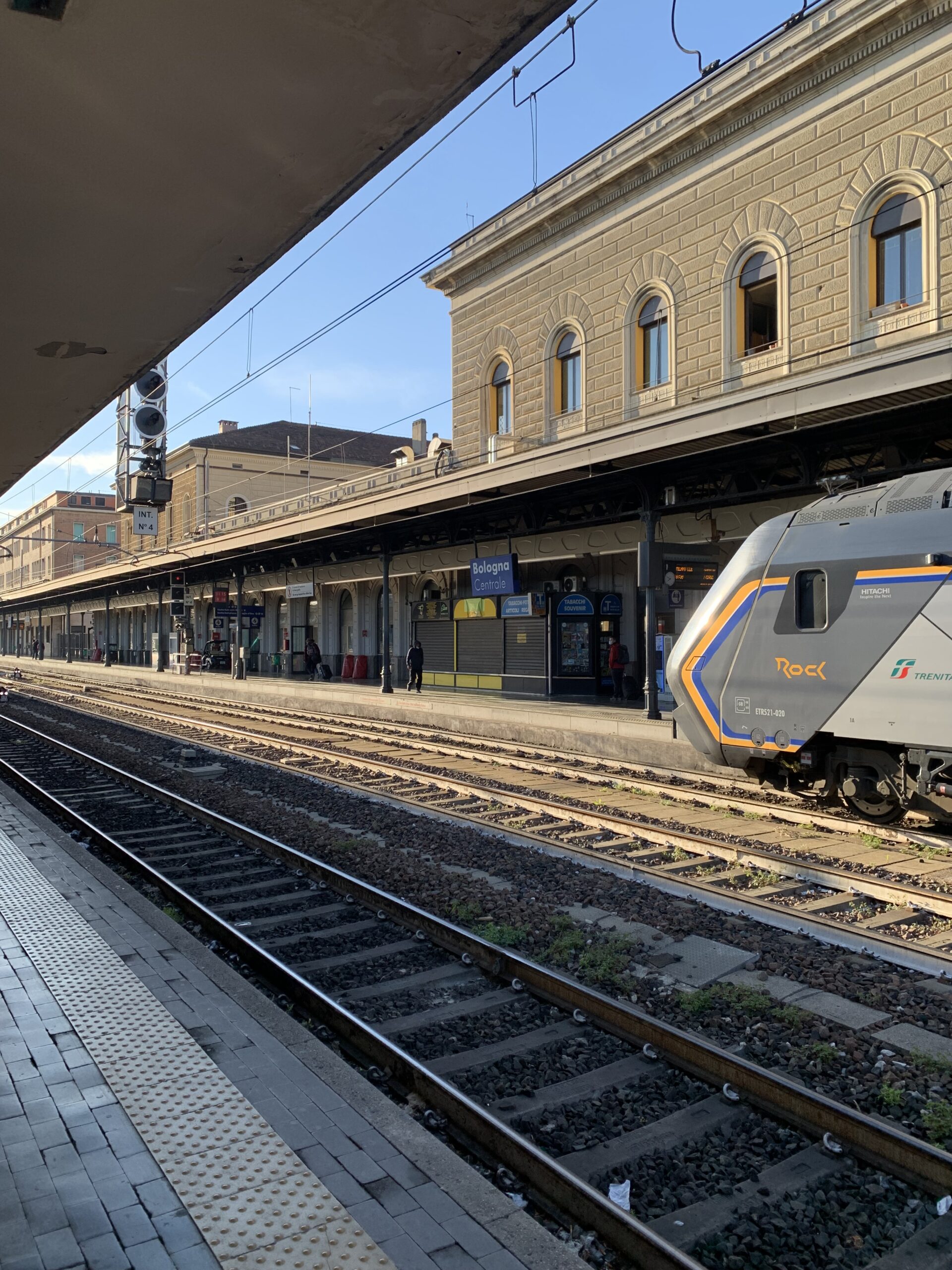 Regionale trein van Trenitalia rijdt station van Bologna in Emilia Romagna binnen in Italië