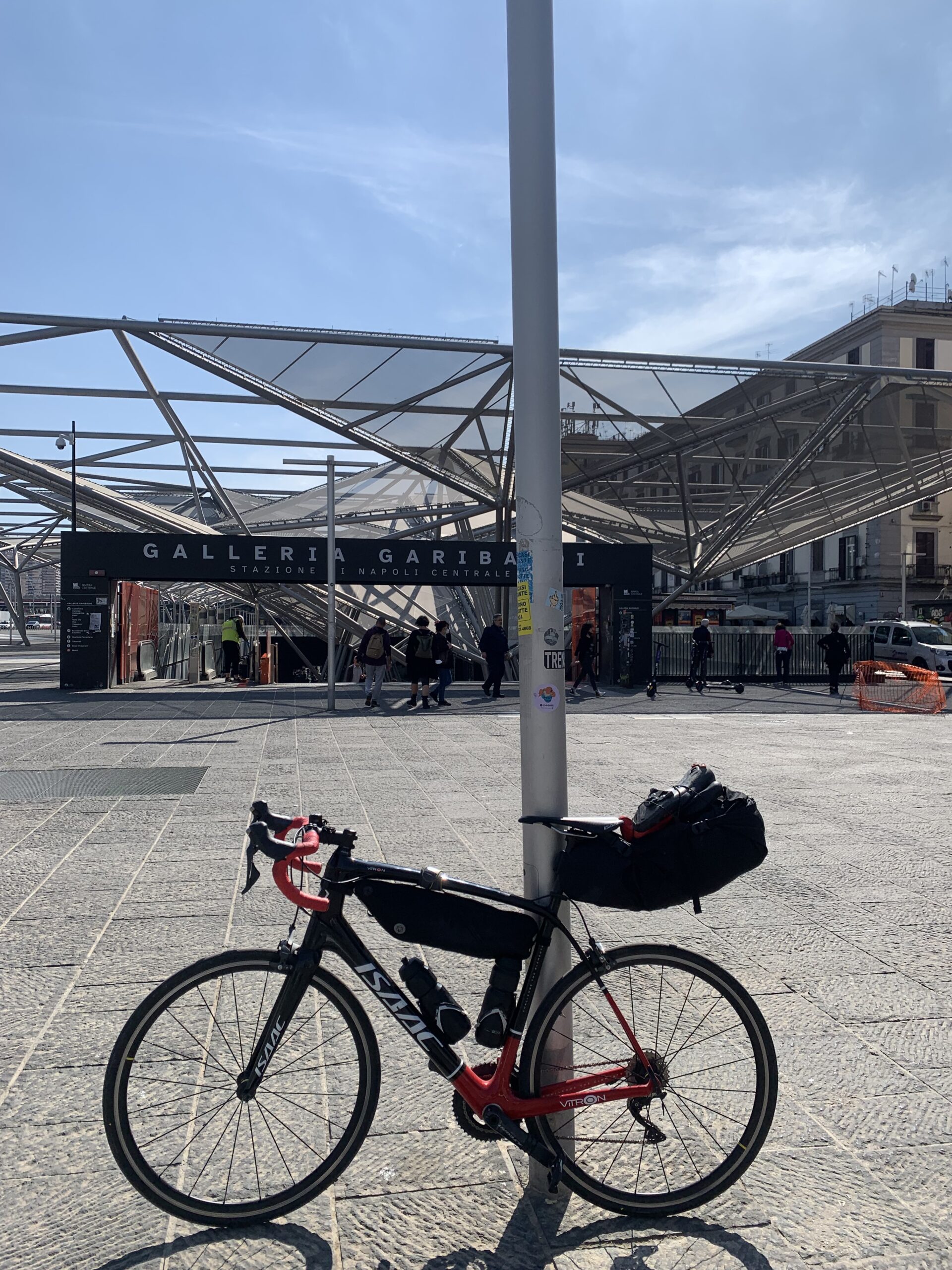 Racefiets voor het treinstation van Milaan ergens tussen Centrale en Garibaldi.