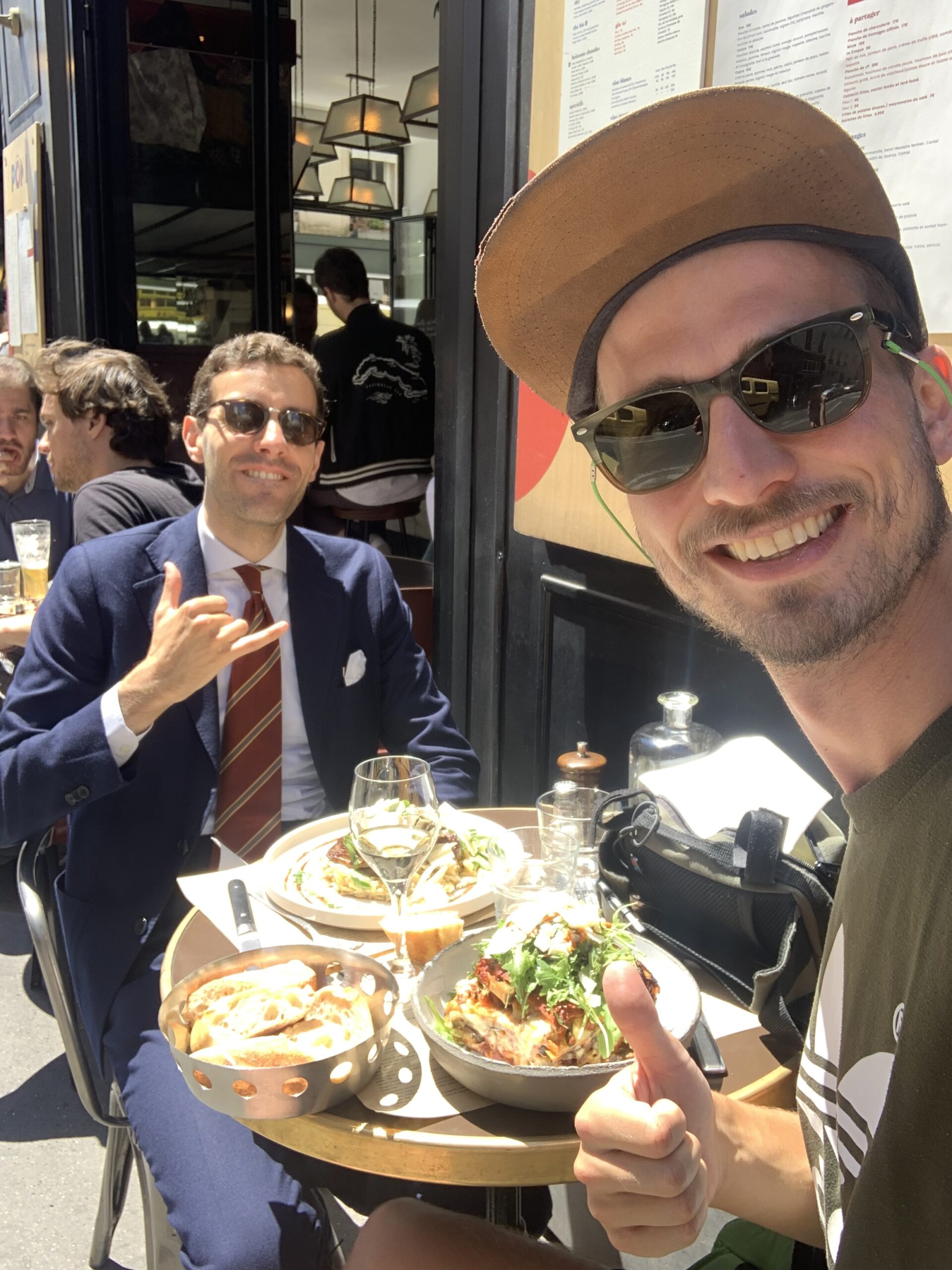 Lunch in Parijs in de zon op een klein terras
