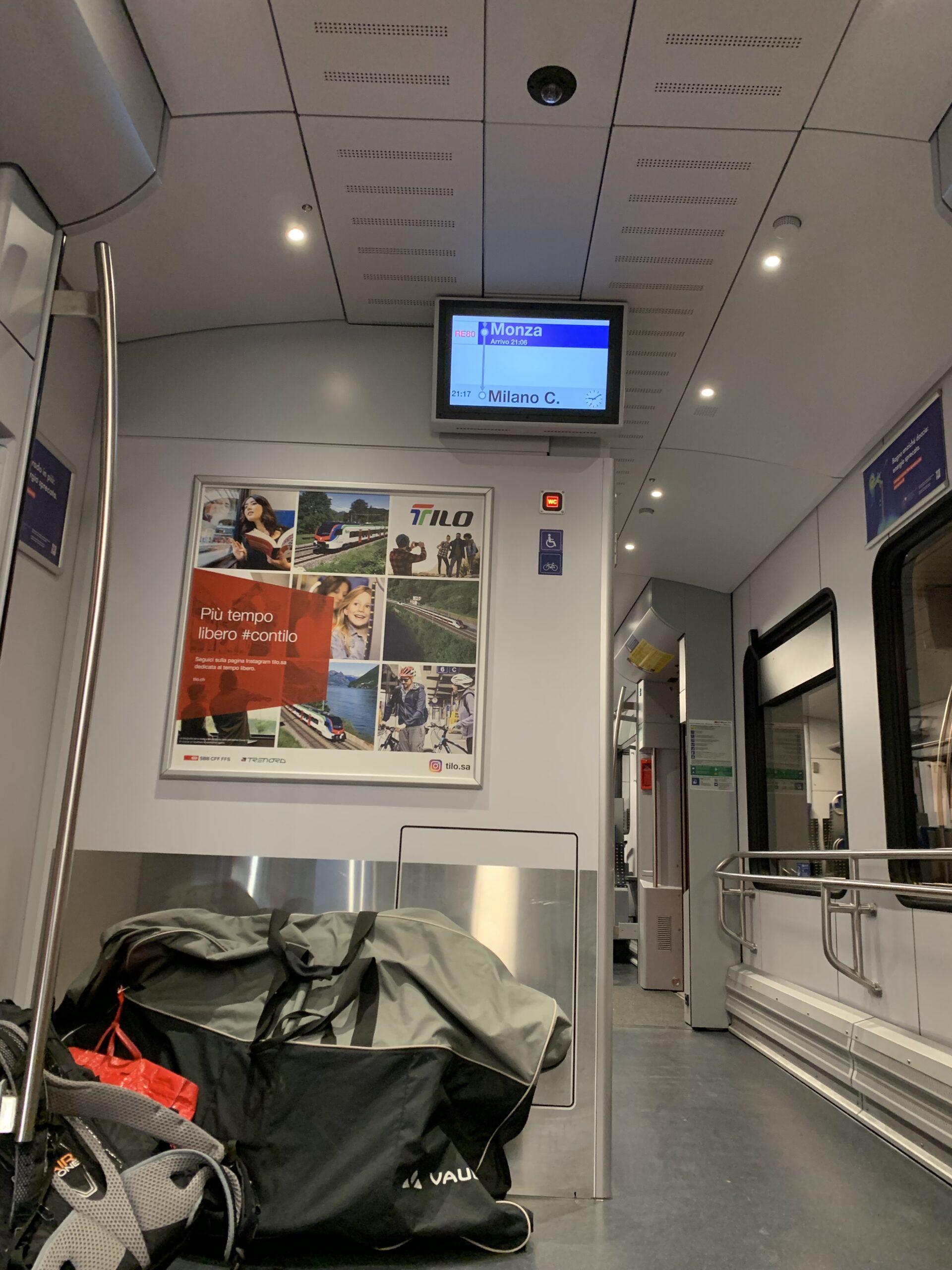 Fiets in een fietshoes in de trein van Trenord tussen Lugano en Milaan, bij station Monza
