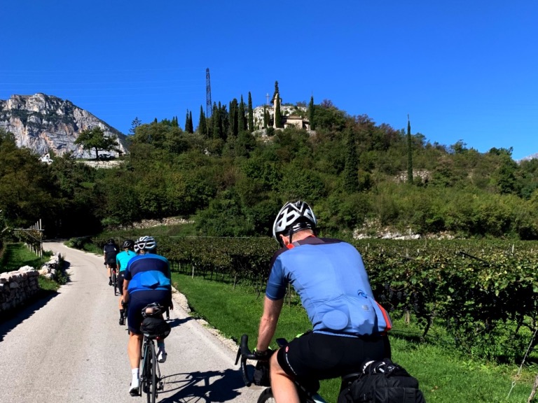 Groep fietsers van Rudi Rides in Noord Italië nabij Sarche