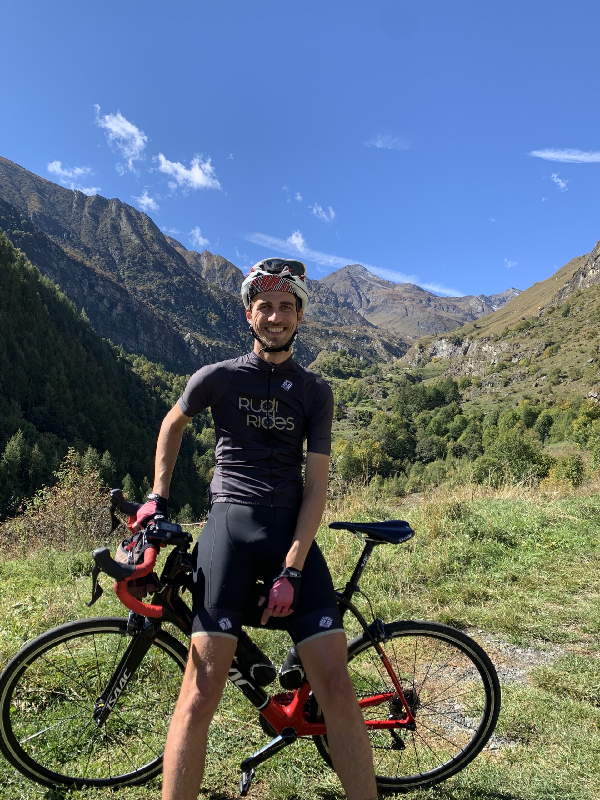 Rutger van Rudi Rides in de Italiaanse Alpen in Piemonte bij het meer van Malciaussia