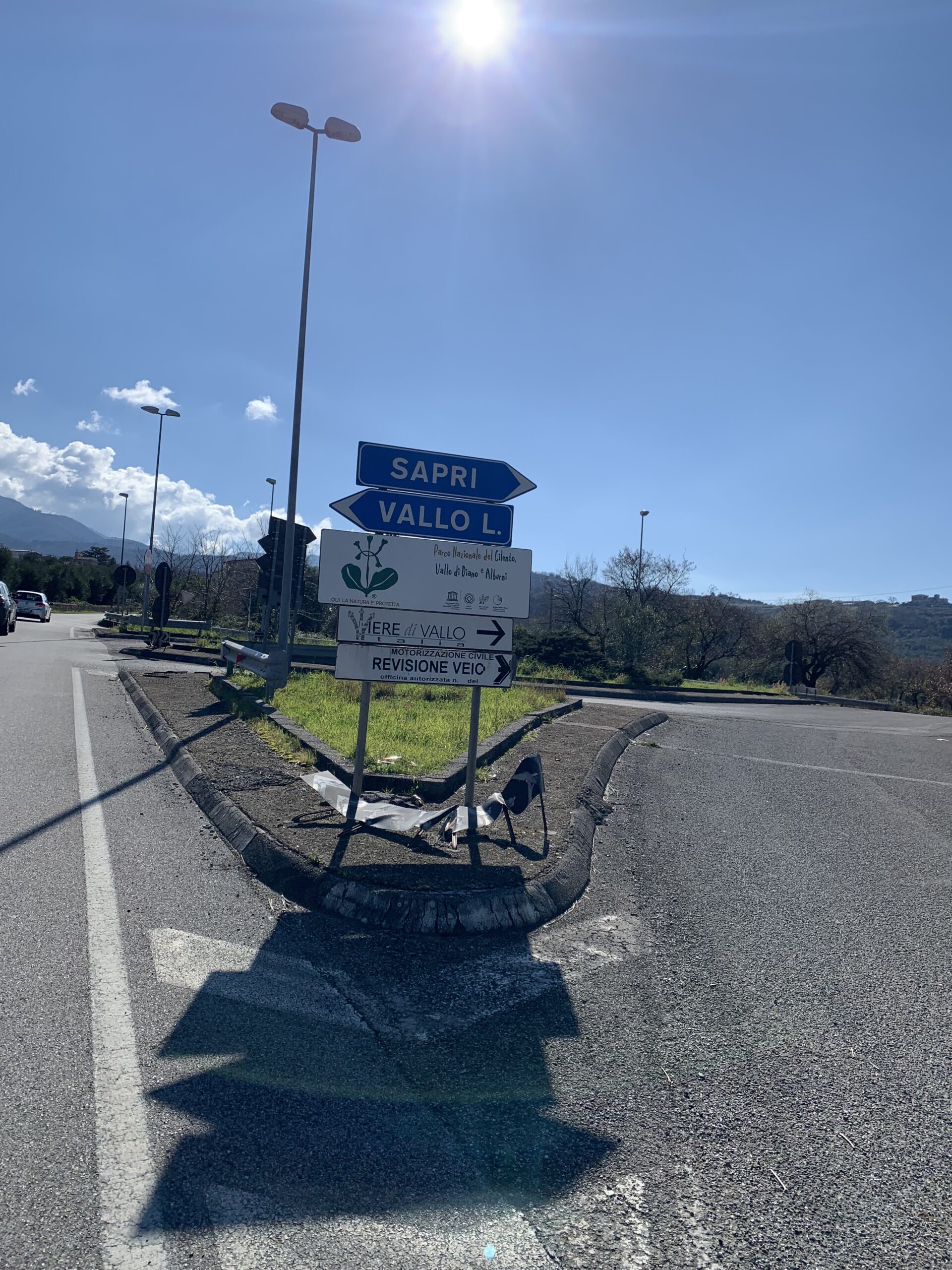 Verkeersbord met Sapri en Vallo della Lucana, en daaronder een bord van Parco Nazionale Cilento