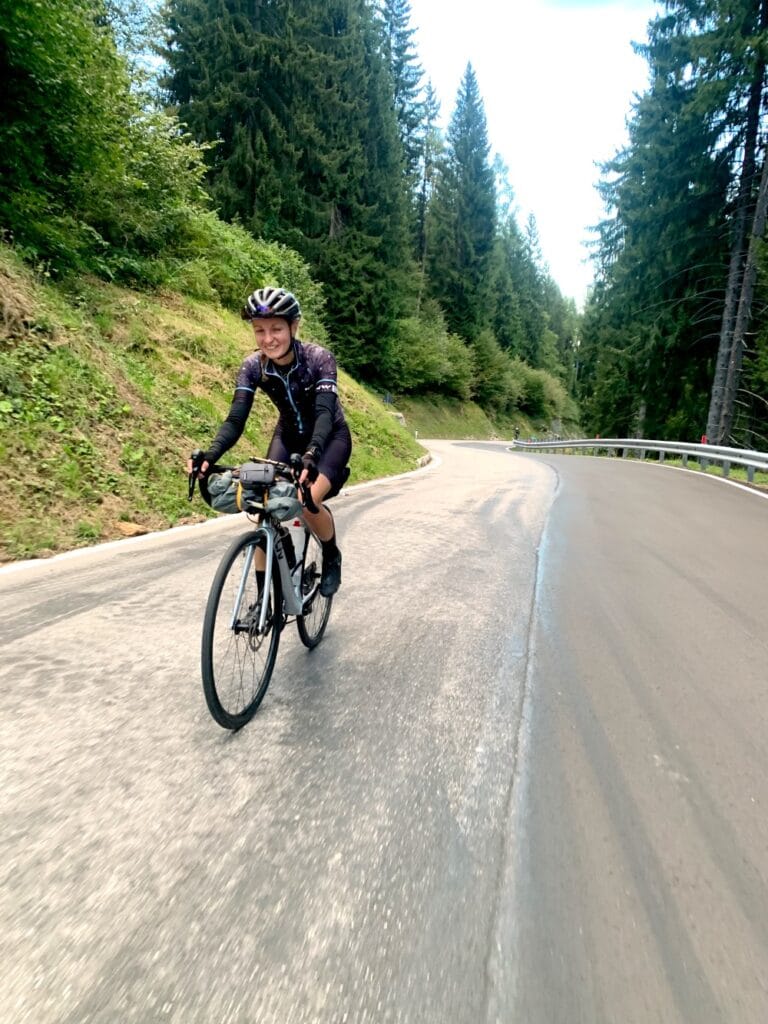 Fietser in het bos halverwege de Monte Bondone in Italië bij Trento