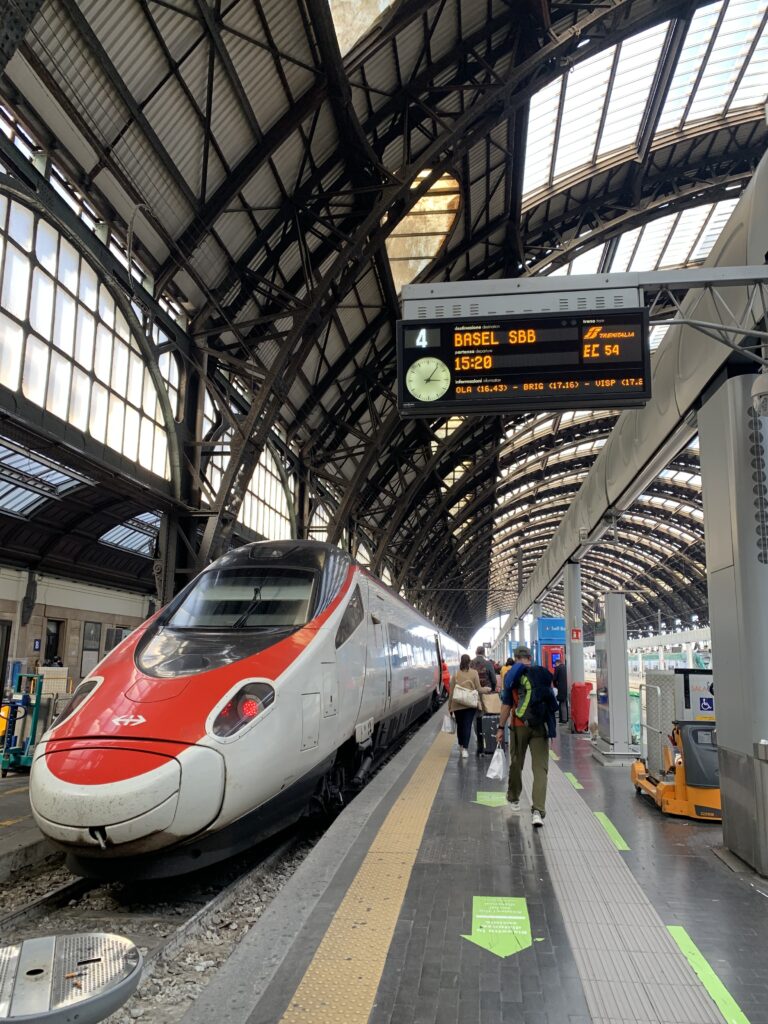 Treinstation van Milano Centrale met een Eurocity trein naar Basel op het perron