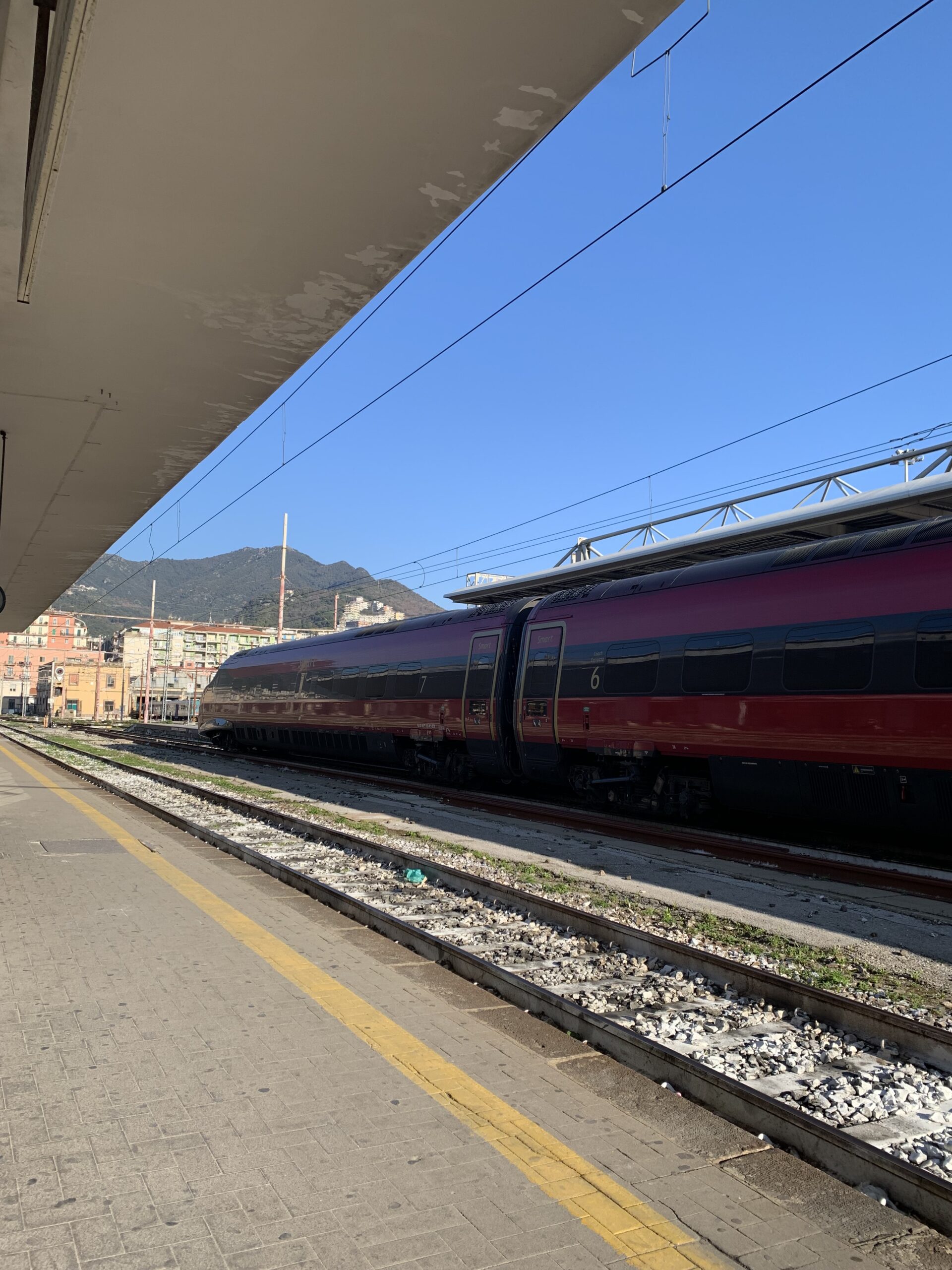 Hogesnelheidstrein van Italo Treno op een station in Salerno Campanië in Italië.