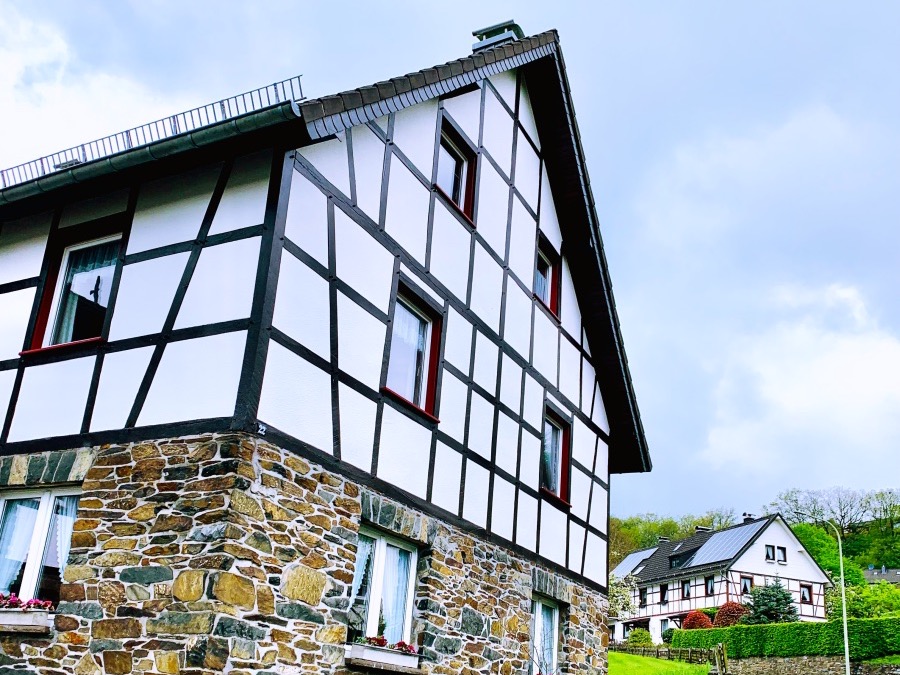 Typisch huis in de Eifel bij de Rursee