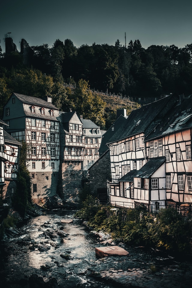 Monschau met speciale architectuur huisjes en een rivier.