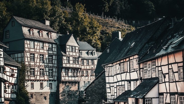 Monschau met typische architectuur wit met hout in het centrum