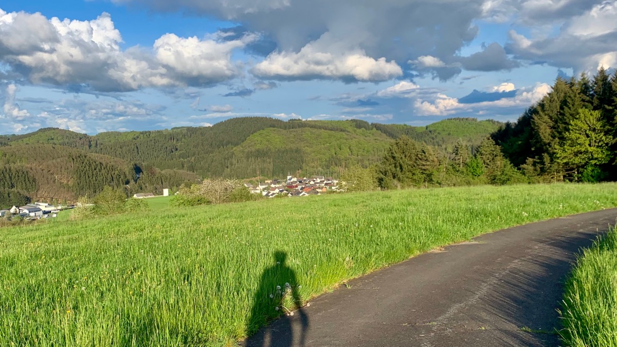 Uitzicht over het dorp Udersdorf in de Eifel in de zon in de lente