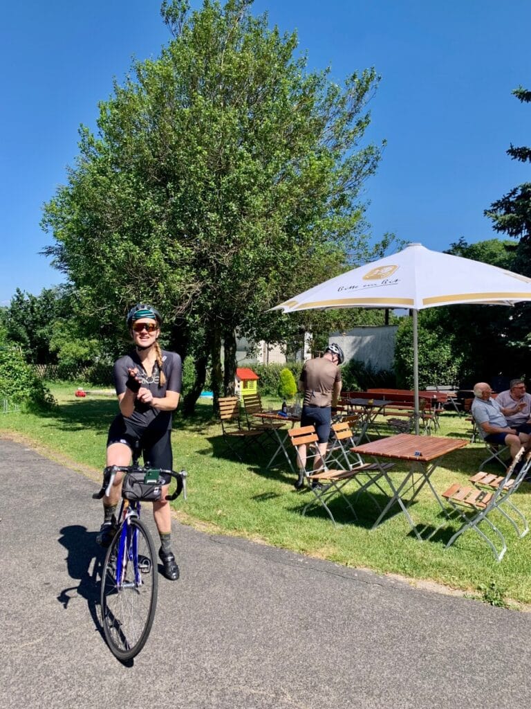Fietser bij een Stube restaurant in de Eifel met terras en parasol van Bitte ein Bit