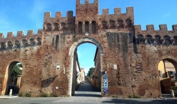 De oude toegangspoort van Siena 's ochtends vroeg zonder andere mensen